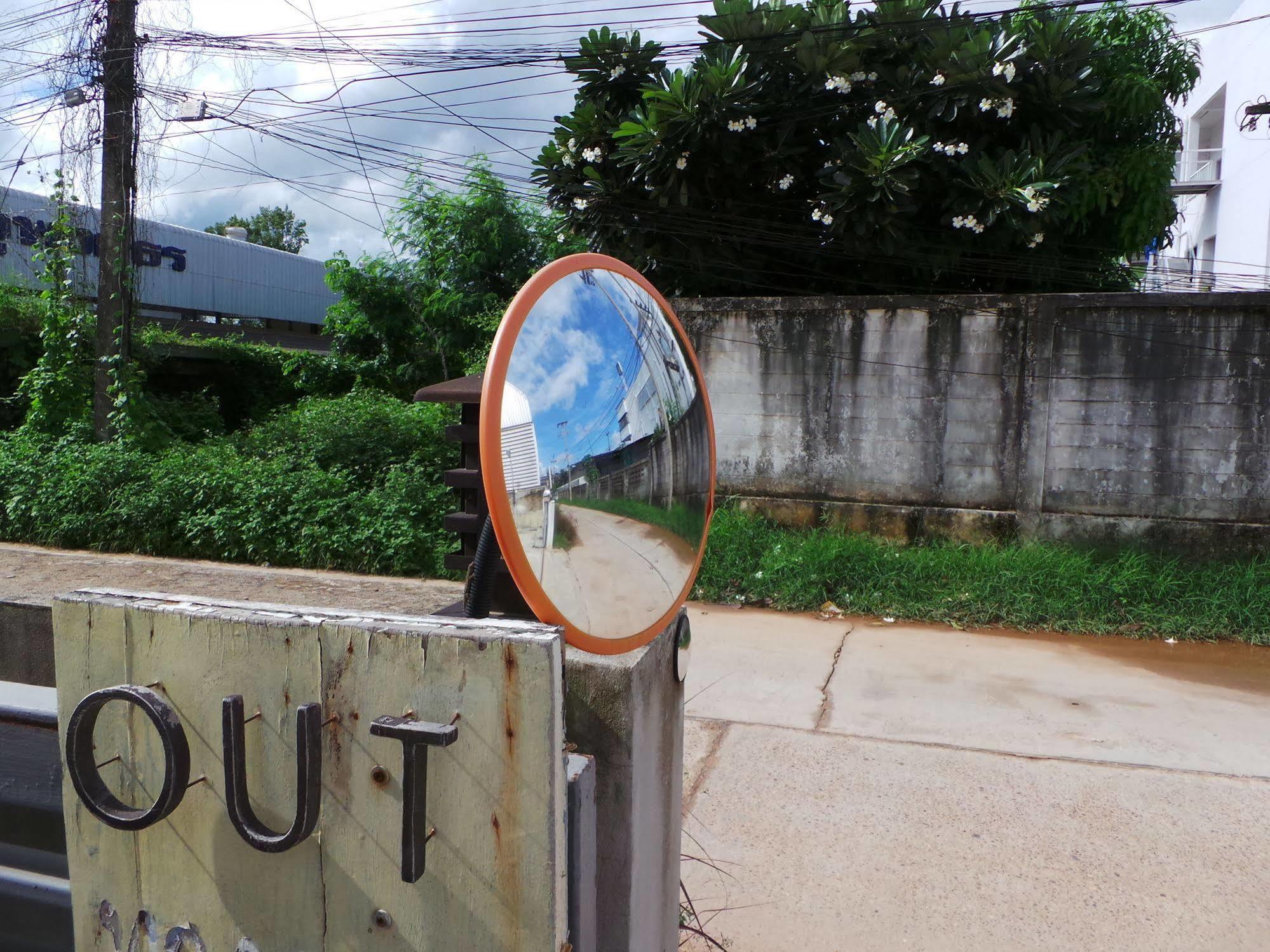 Bird Day Boutique Hotel Mukdahan Exterior photo